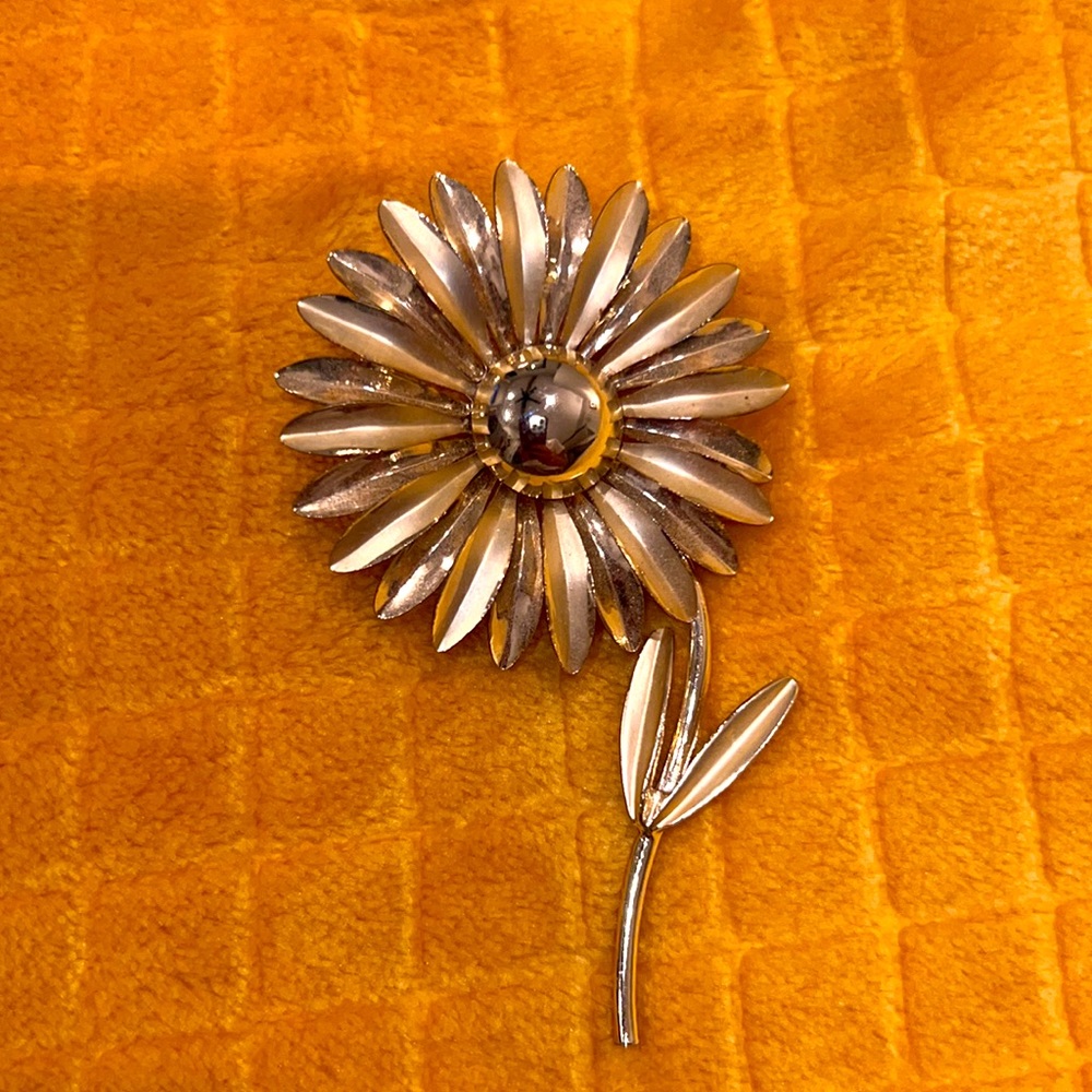 VINTAGE DAISY PIN - Picture 2 of 4